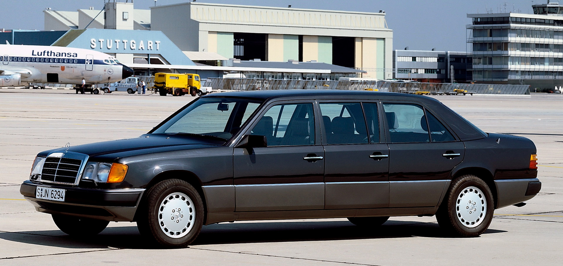 Miniature MERCEDES BENZ V124 limousine 1990 noire bas de caisse gris