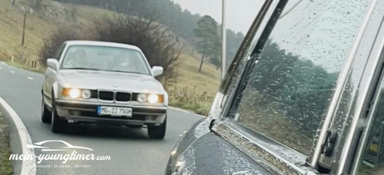 Wir lassen das Youngtimer-Jahr 2025 ausklingen: Roadtrip in die belgischen Ardennen mit BMW 750i (E32) und Jaguar Daimler V8 (X308)