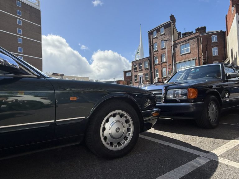 Oster-Roadtrip im Youngtimer 🐣 Unterwegs mit meinem Jaguar X308 und einem Mercedes 560 SEL an der Küste von Südengland 🇬🇧